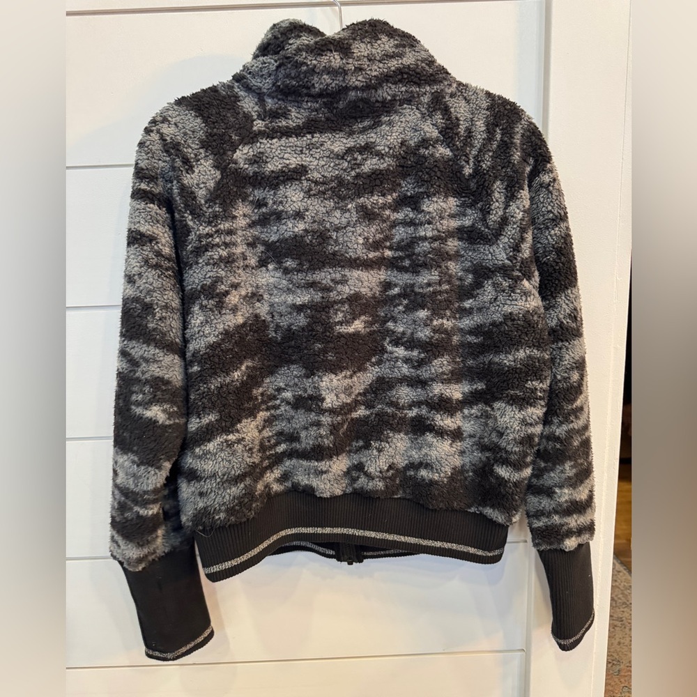 Athleta Fog Camo Tugga Sherpa Jacket
Size Medium - Picture 3 of 7